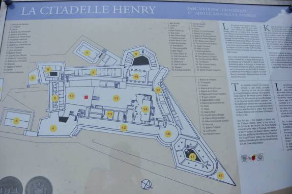 Placa informativa com o mapa da Citadelle, no norte do Haiti